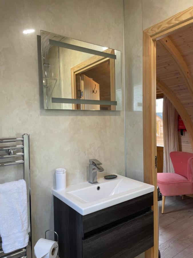 Squirrel Glamping Pod School House Farm Hotel Leighton  ภายนอก รูปภาพ
