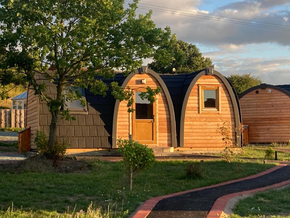 Squirrel Glamping Pod School House Farm Hotel Leighton  ภายนอก รูปภาพ