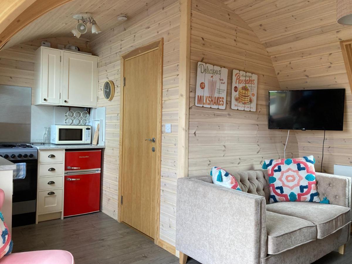 Squirrel Glamping Pod School House Farm Hotel Leighton  ภายนอก รูปภาพ
