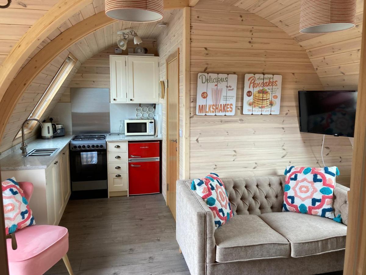 Squirrel Glamping Pod School House Farm Hotel Leighton  ภายนอก รูปภาพ
