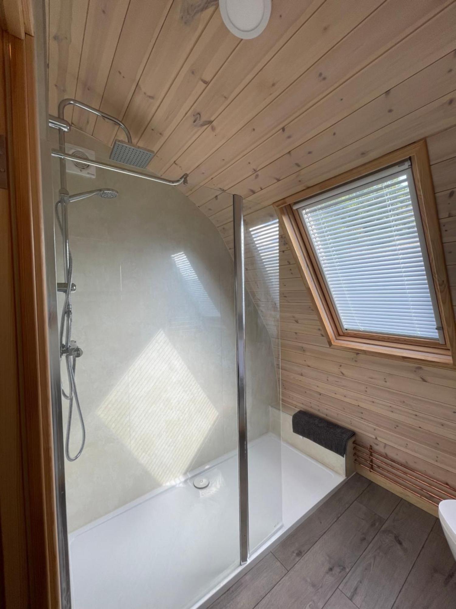 Squirrel Glamping Pod School House Farm Hotel Leighton  ภายนอก รูปภาพ
