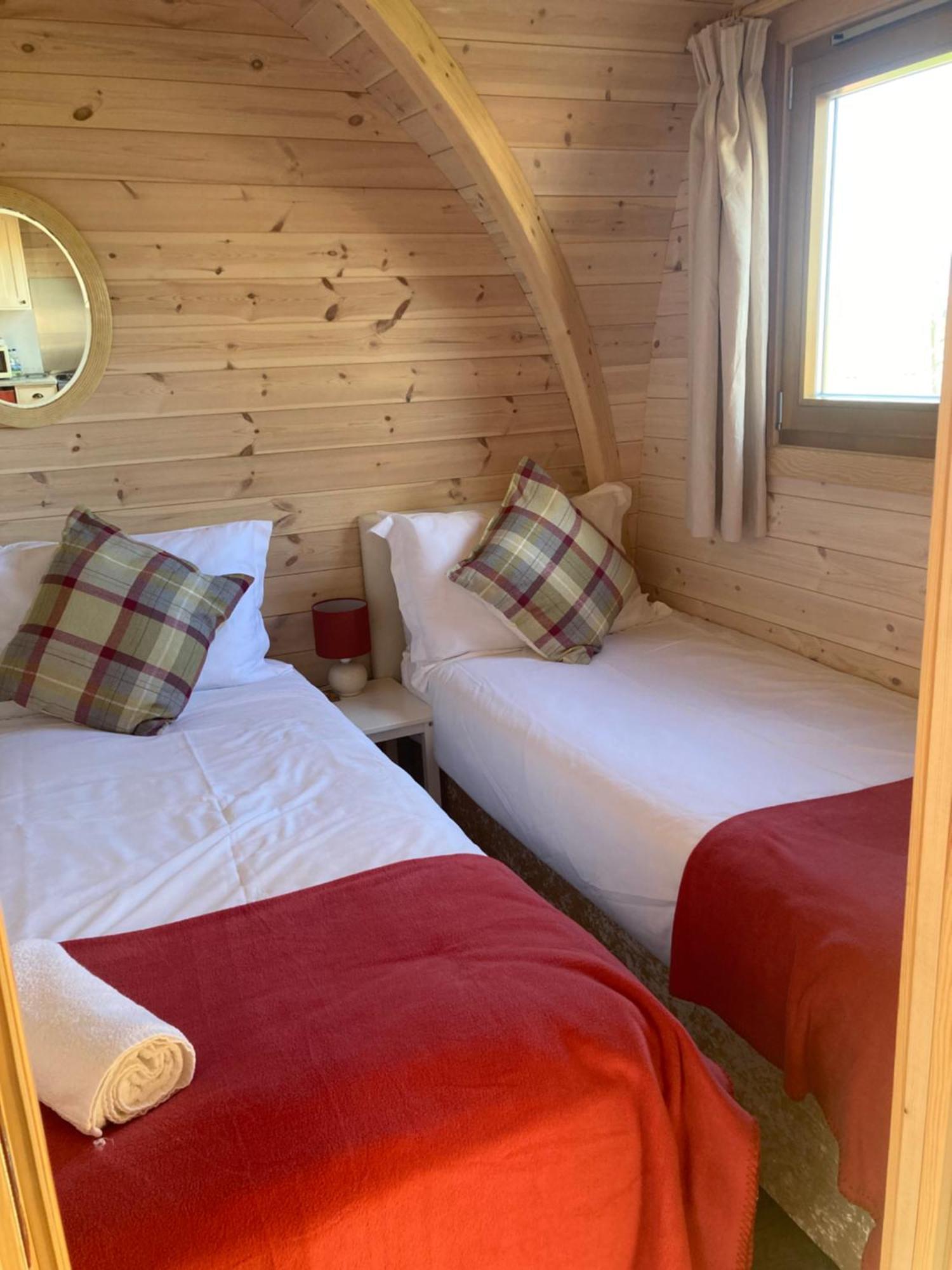 Squirrel Glamping Pod School House Farm Hotel Leighton  ภายนอก รูปภาพ
